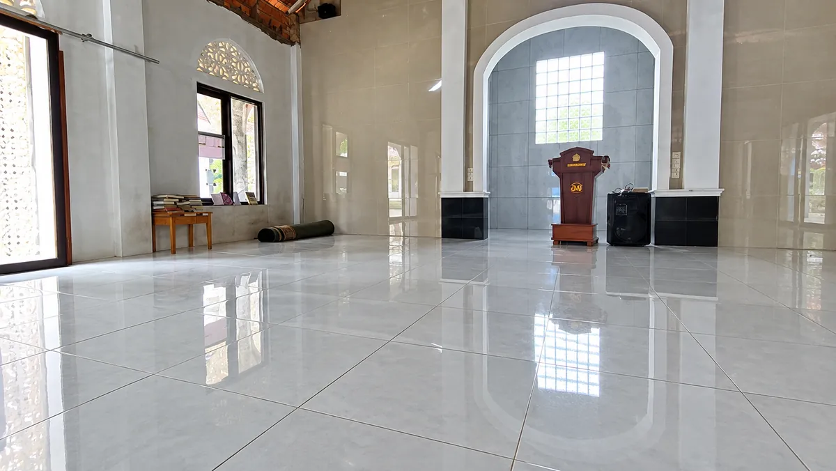 Shalat Berjamaah di Masjid Darul Muawanah